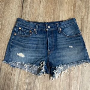 Levis shorts size 28